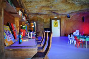 jadalnia z długim stołem i krzesłami w obiekcie Pirates Village w miejscowości Santa Ponsa