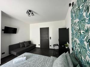 sala de estar con cama y sofá en Olinad rooms, en Castelbuono