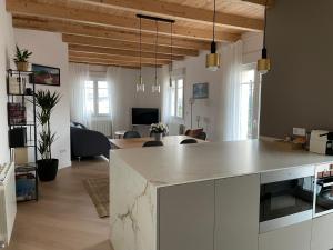 - une cuisine et un salon avec un grand comptoir dans l'établissement Señorial Panorámico by Exclusive Burgos Apartments, à Burgos