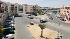 un estacionamiento lleno de coches en un estacionamiento en Newly furnished cozy ONE bed room Apartment 2 bathroom city view, en Dubái