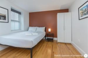 um quarto com uma cama grande e uma janela em West Broadway Quarters by Thatch em Boston