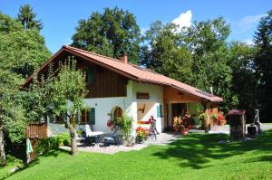 ein Haus mit einem grünen Hof mit in der Unterkunft Bergmomente Montafon Ferienhaus Bitschweil in Tschagguns