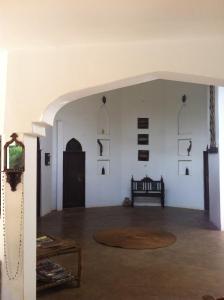 una grande stanza con un tavolo al centro di Casa Umoja a Nungwi