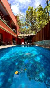 a swimming pool in front of a building at Pousada Pipa Soul in Pipa