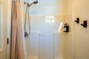 a shower in a bathroom with a shower curtain at The Loubird Inn in Escalante