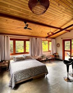 um quarto com uma cama e um tecto de madeira em Pousada Pipa Soul em Pipa