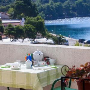 uma mesa branca com vista para o oceano em Apartments Bruna em Lastovo