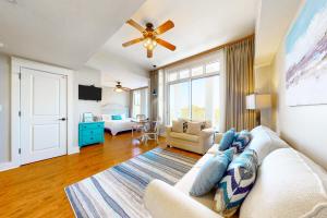 uma sala de estar com um sofá e uma ventoinha de tecto em Sandestin Baytowne Wharf - Observation Point South #471 em Destin