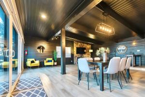 Updated Mountain Cabin Retreat with 180 views off Deck and Balcony的休息区