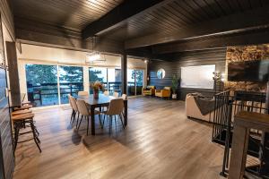 Updated Mountain Cabin Retreat with 180 views off Deck and Balcony的休息区