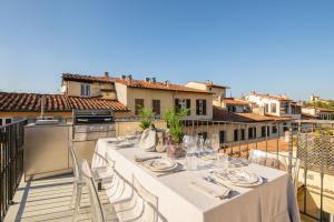 een witte tafel met stoelen op een balkon bij Firenze F1 in Florence