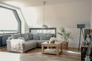 uma sala de estar com um sofá e uma mesa em N°1 Loft Am Yachthafen em Bad Zwischenahn