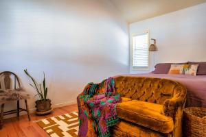 salon z kanapą i łóżkiem w obiekcie The Loubird Inn w mieście Escalante