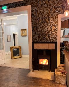 een woonkamer met een open haard in een kamer bij Oakhill in Matlock