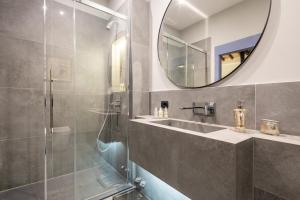 een badkamer met een douche, een wastafel en een spiegel bij Firenze F1 in Florence