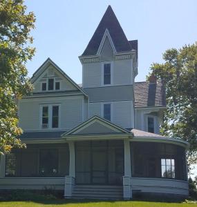 een groot huis met een toren erop bij Oaklawn Inn in Menomonie