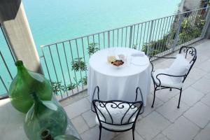 una mesa y sillas en un balcón con agua en dimore di portadibasso en Peschici