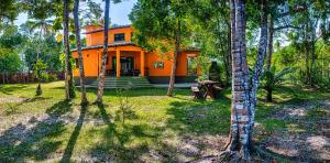 una casa naranja en medio de un bosque en Villa Beijaflor, en Santo André