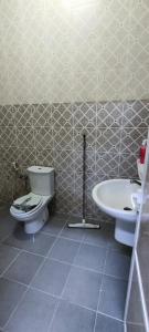 Koupelna v ubytování بيت الراحة Rest House + 37 fotografií
