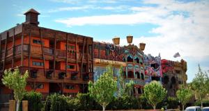 pomarańczowy budynek z graffiti na boku w obiekcie Pirates Village w miejscowości Santa Ponsa