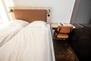 Schlafzimmer mit einem Bett und einem Schreibtisch in der Unterkunft Comfort Hotel City in Göteborg