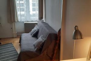 uma sala de estar com um sofá e um candeeiro em Nice downtown apartment em Budapeste