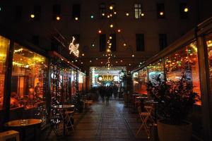 um corredor de um restaurante com pessoas sentadas às mesas em Nice downtown apartment em Budapeste