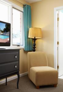 TV a/nebo společenská místnost v ubytování Breezeway Boutique Hotel
