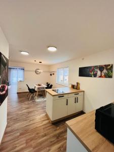 cocina y sala de estar con mesa y comedor en Golden Apartment Schwabach, en Schwabach