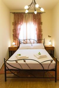 una camera con un letto con due comodini di Sokaki House a Kalivianí