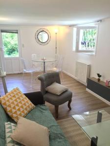 un salon avec un canapé et une table dans l'établissement t3 au rez de jardin d une maison, à Anglet