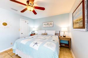 En eller flere senge i et værelse på Blue Marlin