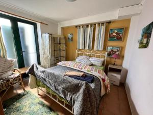 una camera con letto e finestra di A comfortable rural space in beautiful gardens a Oliveira do Hospital