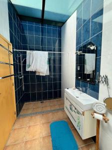 Bilik mandi di A comfortable rural space in beautiful gardens +23 gambar