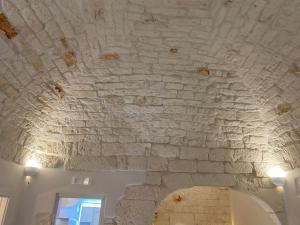 pared de piedra en una habitación con ventana en Casa trento, en Ostuni