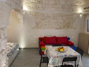 una sala de estar con una mesa y un sofá en Casa trento, en Ostuni