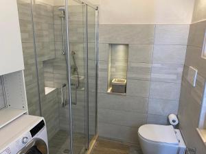 Un baño con inodoro y ducha de cristal. en Casa trento, en Ostuni 2 fotos más