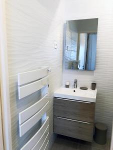 La salle de bains est pourvue d'un lavabo et d'un miroir. dans l'établissement Studio-terrasse 3* bord de mer Châtelaillon plage, à Châtelaillon-Plage