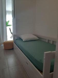 Ce lit superposé se trouve dans un dortoir doté d'un matelas vert. dans l'établissement Studio-terrasse 3* bord de mer Châtelaillon plage, à Châtelaillon-Plage