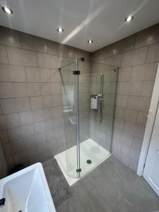 リバプールにあるWatford Road House Liverpoolのガラスドア付きのシャワー付きのバスルーム +55枚の写真
