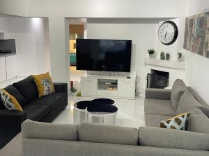 TV a/nebo společenská místnost v ubytování Konnos Hight Villa