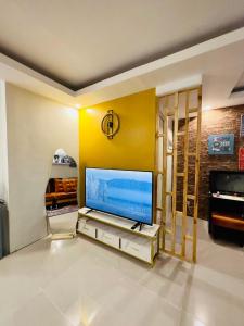TV at/o entertainment center sa Townhouse with game area and access to swimming pool