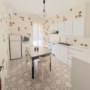 A kitchen or kitchenette at Odi et Amo - Lido San Giovanni