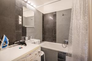 ブダペストにあるBpR Castle Point Apartmentのバスルーム(洗面台、トイレ、シャワー付)