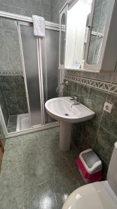 uma casa de banho com um lavatório, um chuveiro e um WC. em H. LAVID em Briviesca