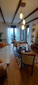 een woonkamer met een bank en een tafel bij Yellow apartman in Vrnjačka Banja
