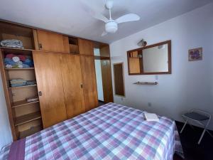 a bedroom with a bed and a ceiling fan at Flat em frente ao Cais Embarcadeiro in Porto Alegre