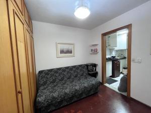 uma sala de estar com um sofá num quarto em Flat em frente ao Cais Embarcadeiro em Porto Alegre