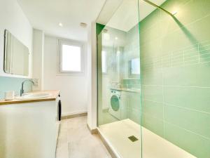 y baño con ducha acristalada y lavamanos. en St Nazaire - L'Art Déco - Stationnement Gratuit - Centre ville - Wifi Fibre, en Saint-Nazaire