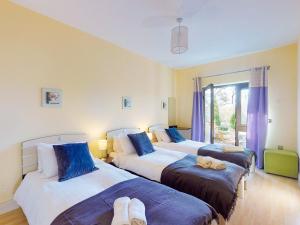 um quarto com 3 camas e uma janela em Grove Lodge No 8 2 Bed em Killorglin